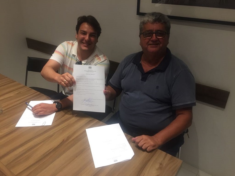 Prefeito assinando OS para Calçamento